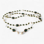 Vintage parelketting aan goudkleurige schakel