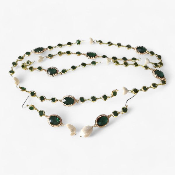 Vintage parelketting aan goudkleurige schakel