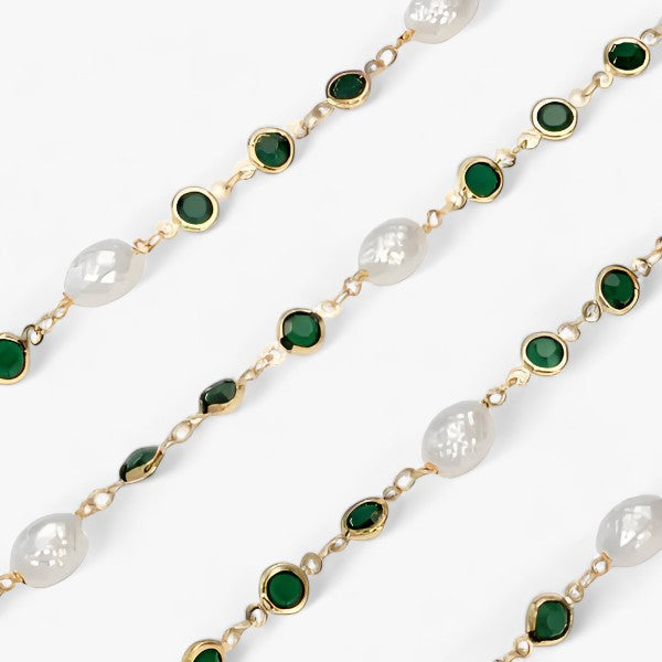 Vintage parelketting aan goudkleurige schakel