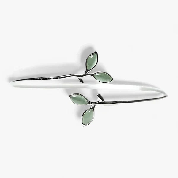 Zilverkleurige bangle met groen bladdetail