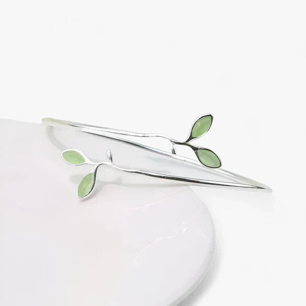 Zilverkleurige bangle met groen bladdetail