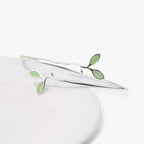 Zilverkleurige bangle met groen bladdetail