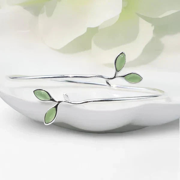 Zilverkleurige bangle met groen bladdetail