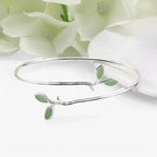 Zilverkleurige bangle met groen bladdetail
