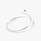 Zilverkleurige bangle met groen bladdetail