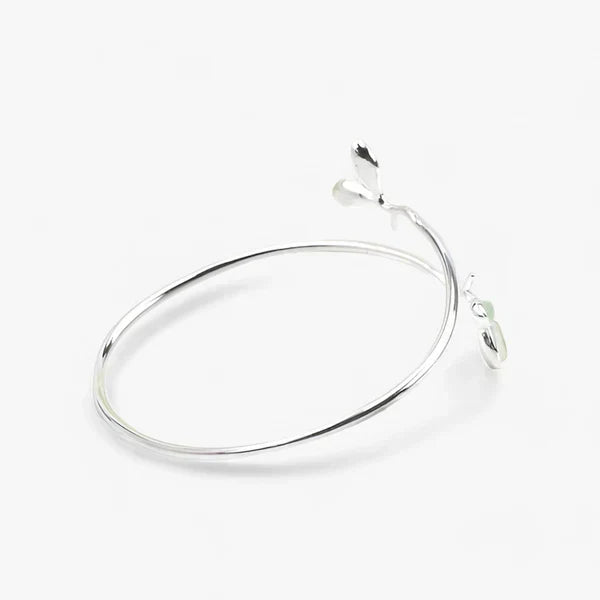 Zilverkleurige bangle met groen bladdetail