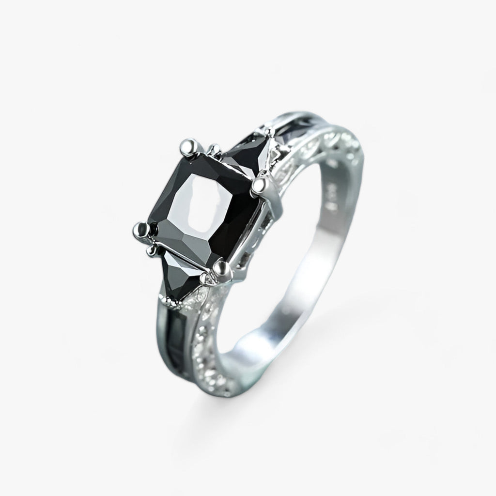 Ring met zwarte zirkoon in princesslijpsel, zilverkleurig