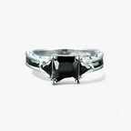 Ring met zwarte zirkoon in princesslijpsel, zilverkleurig