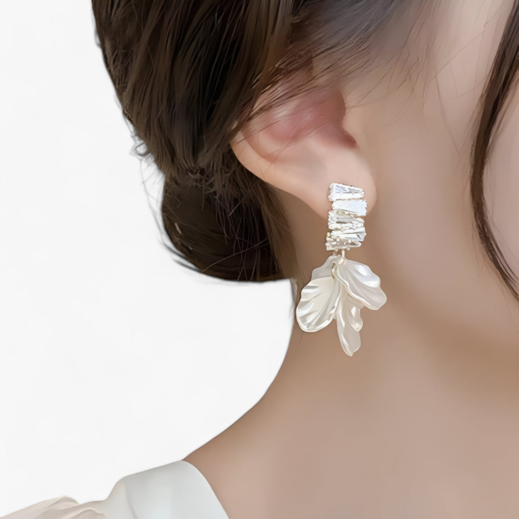 Oorhangers met kwastjes en zirkoonketting