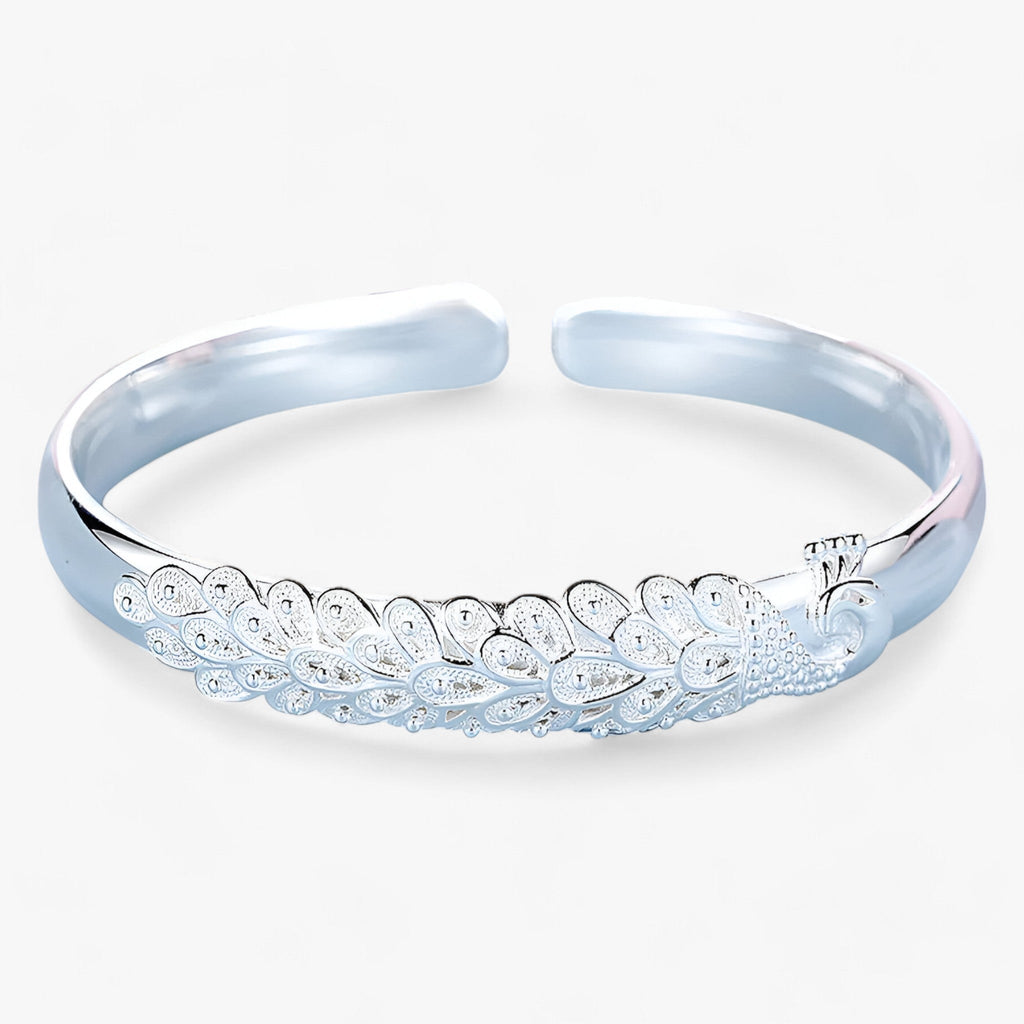 Open pauwarmband met uitwaaierend detail