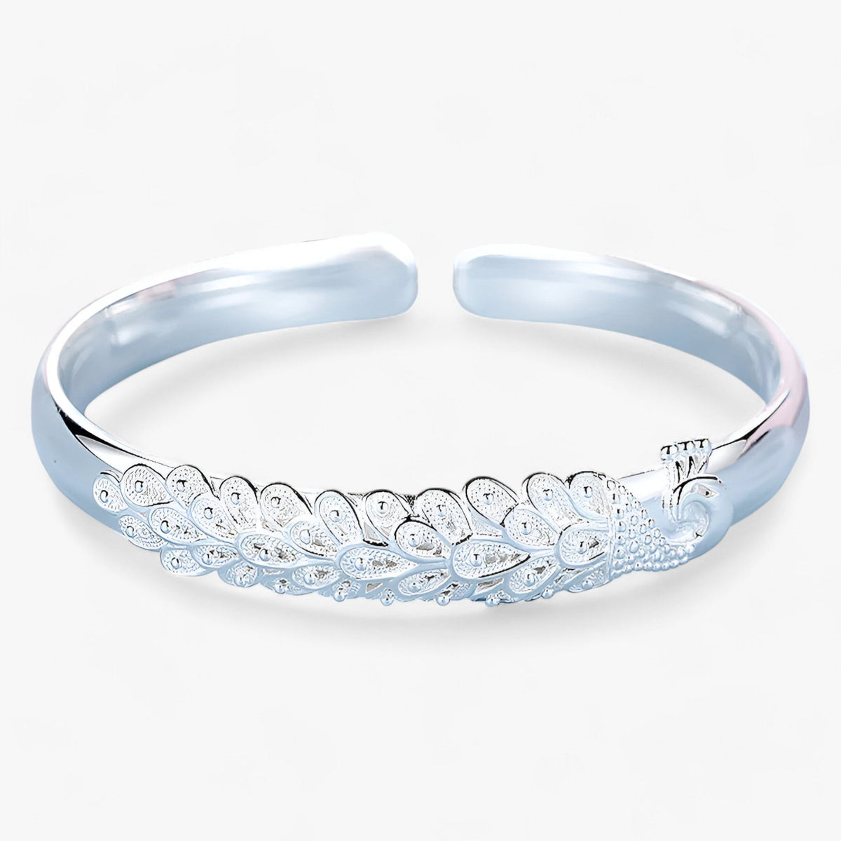 Open pauwarmband met uitwaaierend detail