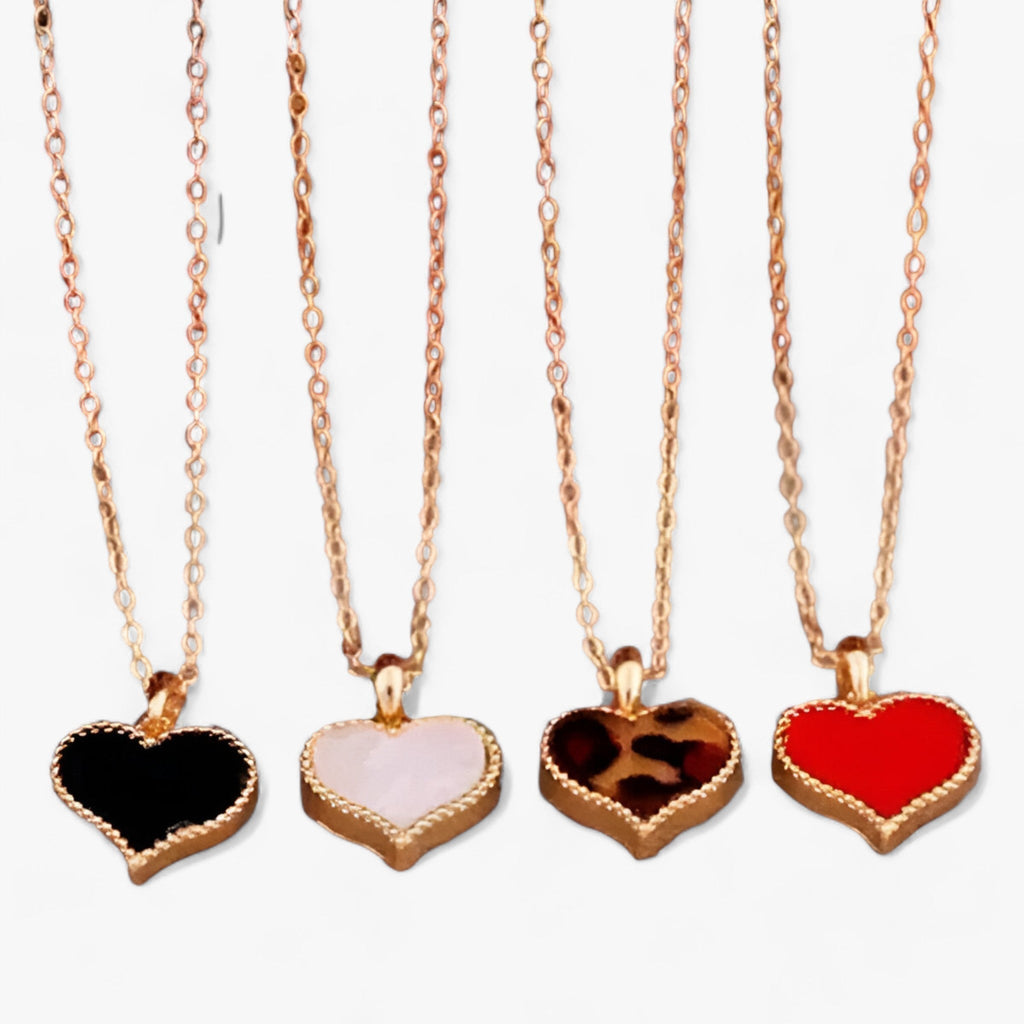 Ketting met rode harthanger en inscriptie