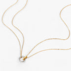 Tweekleurige ketting met cirkelhanger in roestvrij staal