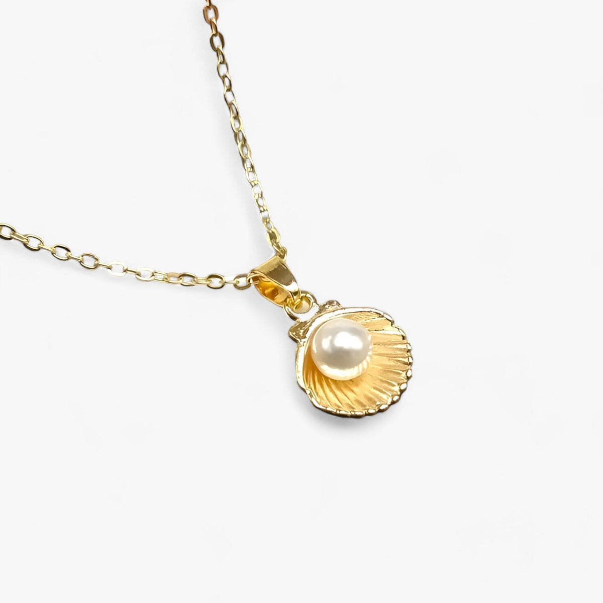 Ketting met schelphanger en pareldetail