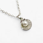 Ketting met schelphanger en pareldetail