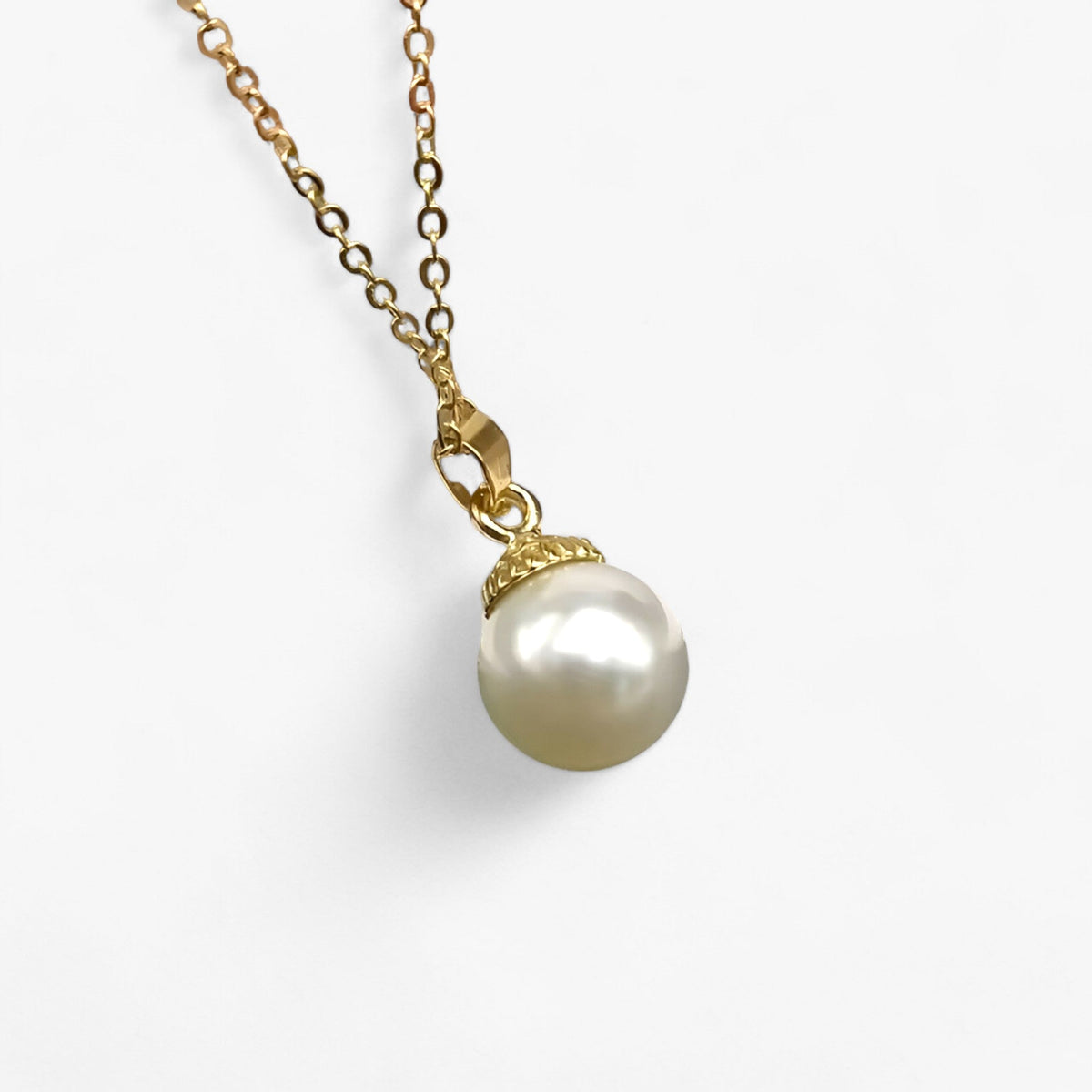 Ketting met schelphanger en pareldetail