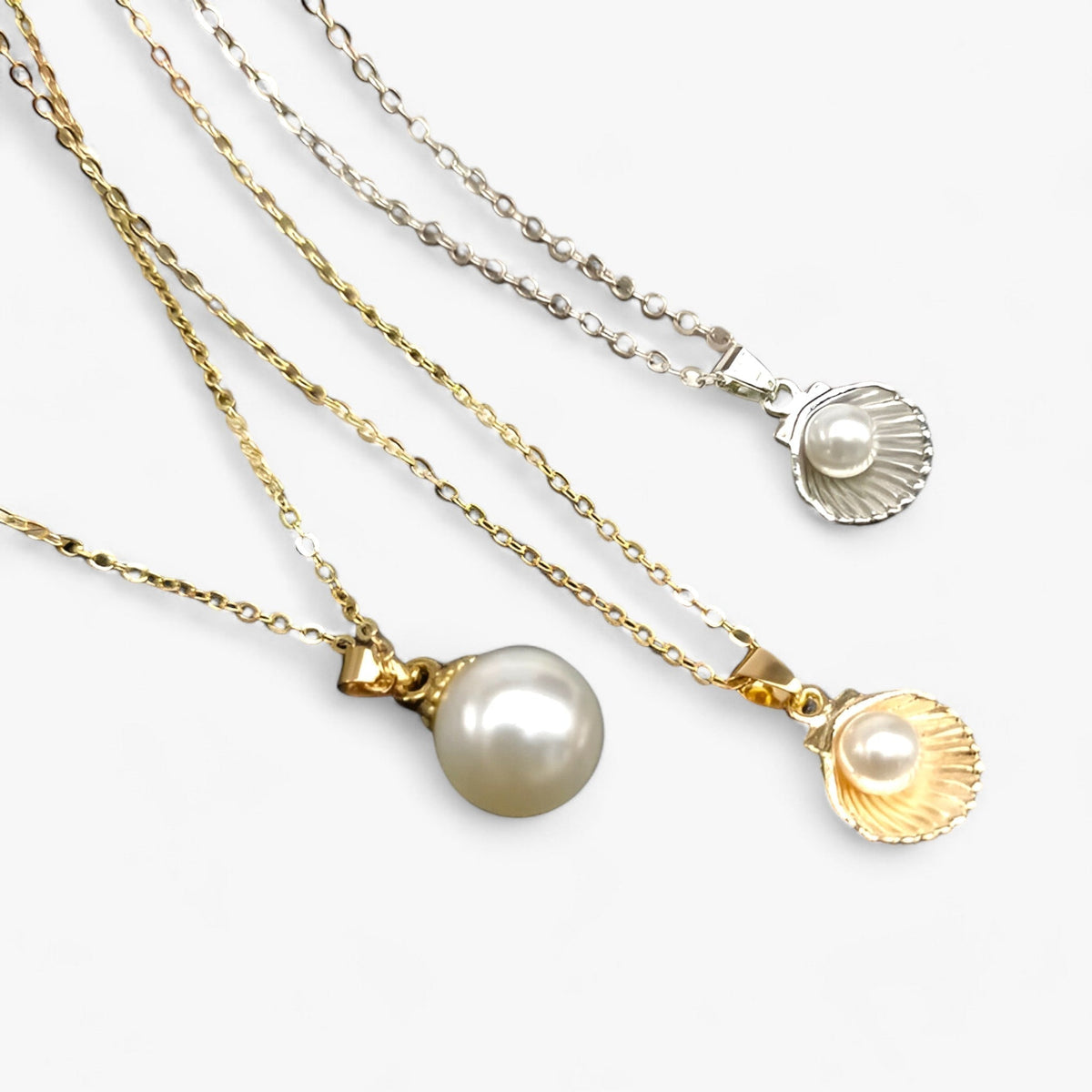 Ketting met schelphanger en pareldetail