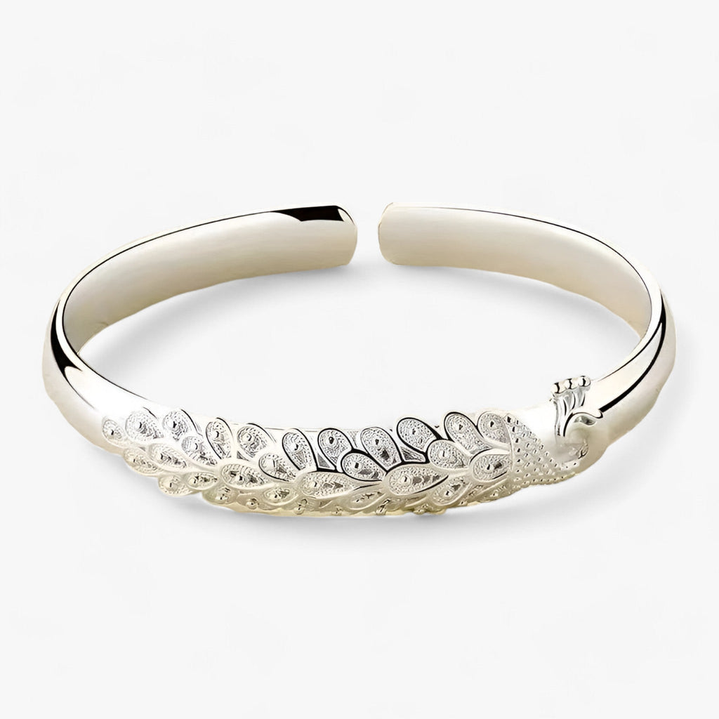 Open pauwarmband met uitwaaierend detail