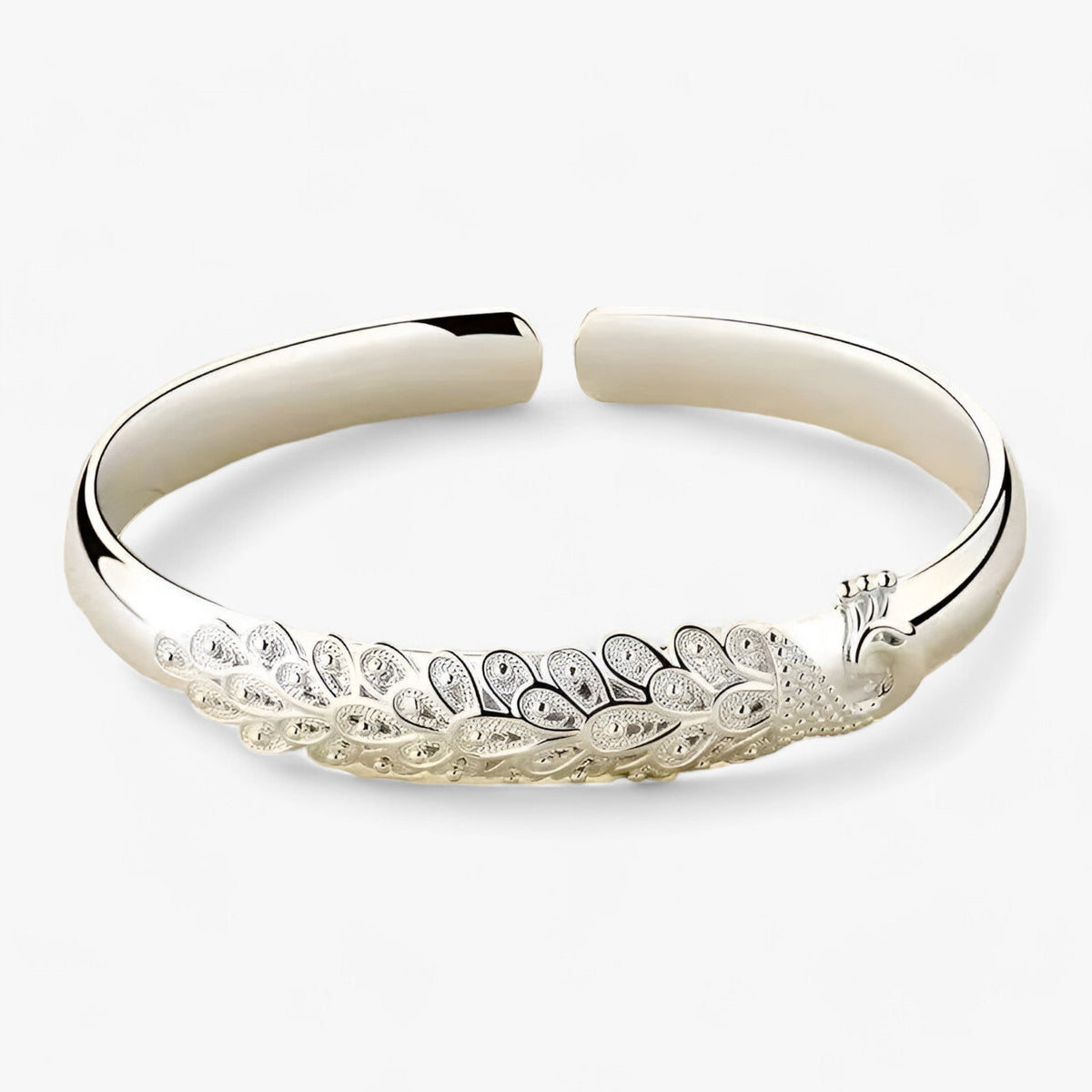 Open pauwarmband met uitwaaierend detail