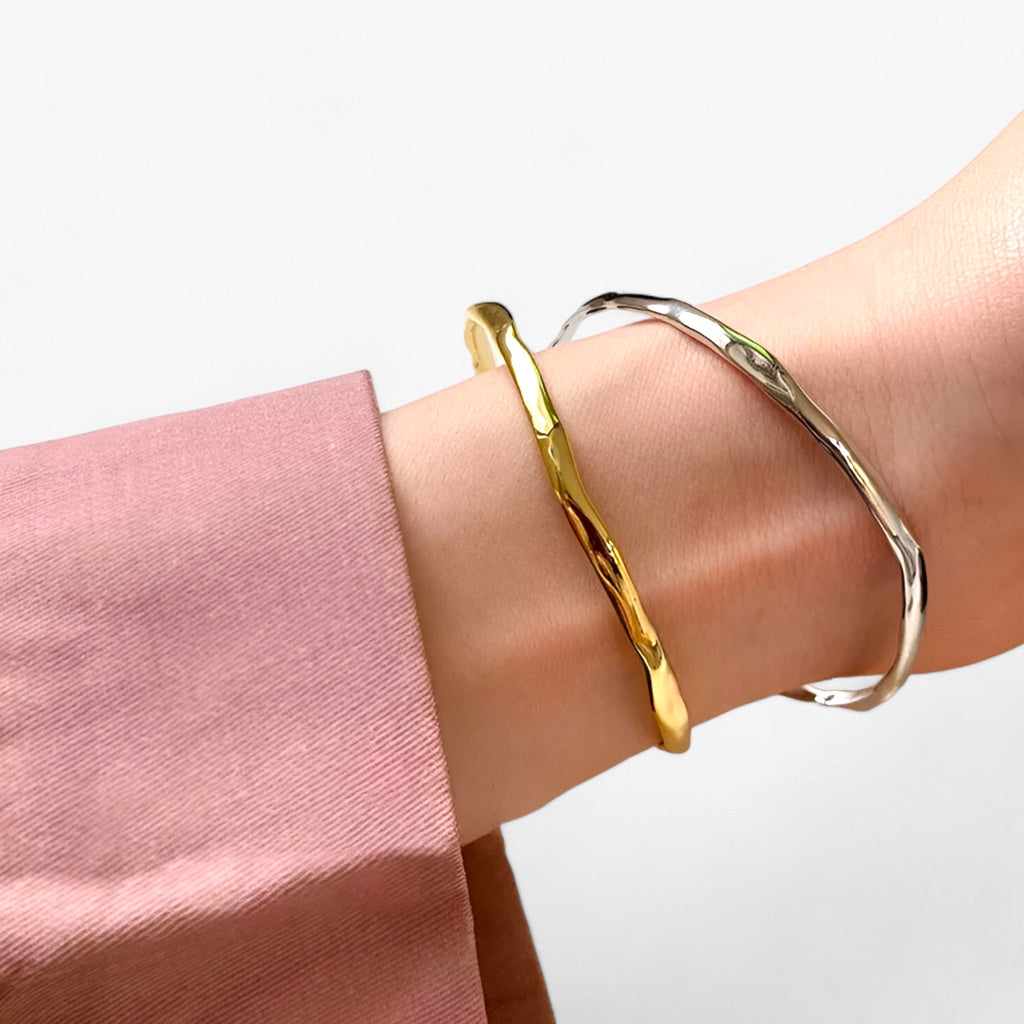 Bangle met gestempelde structuur in goudkleur