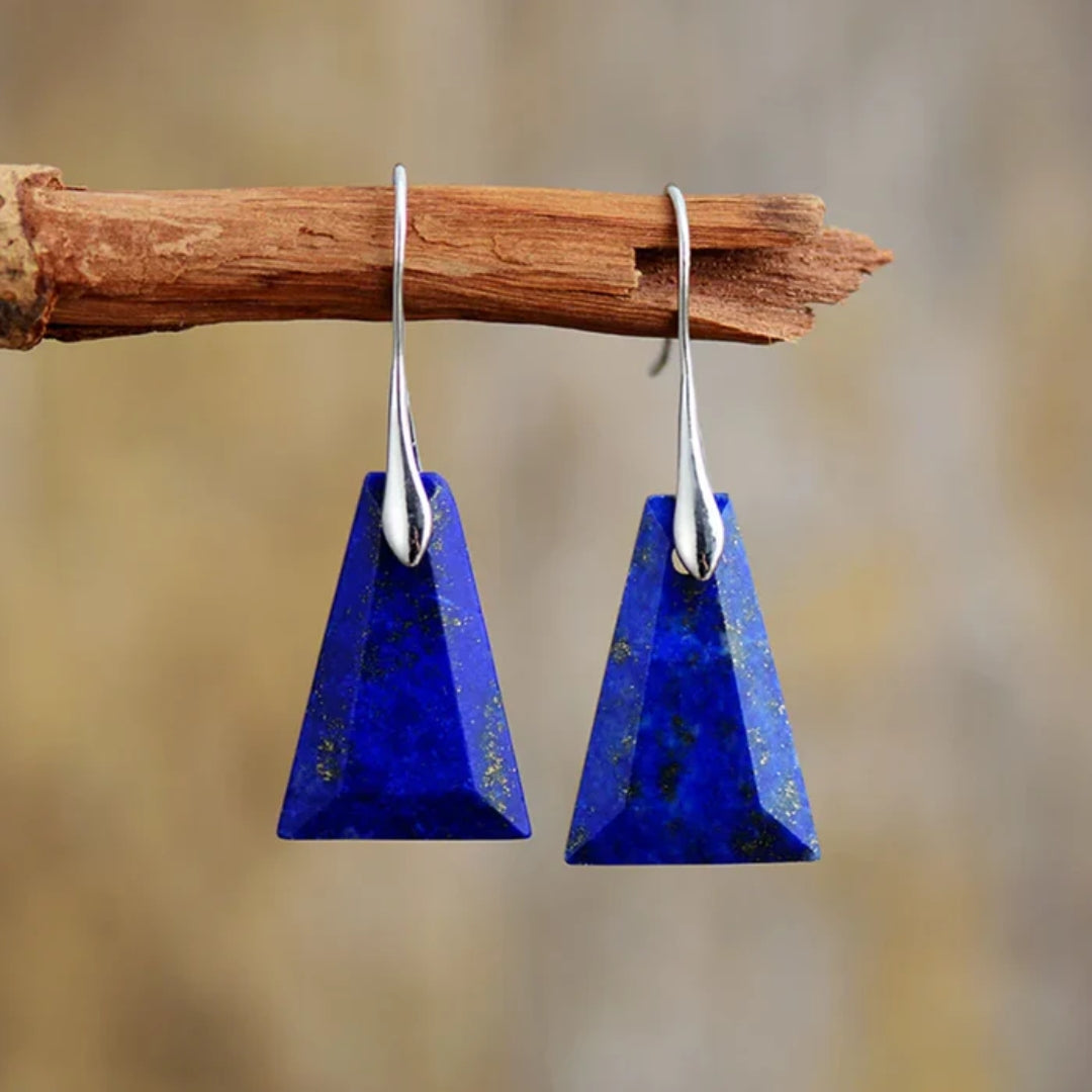 Brincos Pendentes com Pedra Triangular Azul em Tom Prateado
