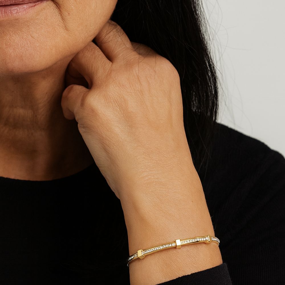 Goudkleurige armband met een rij fonkelende stenen