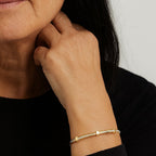Goudkleurige armband met een rij fonkelende stenen