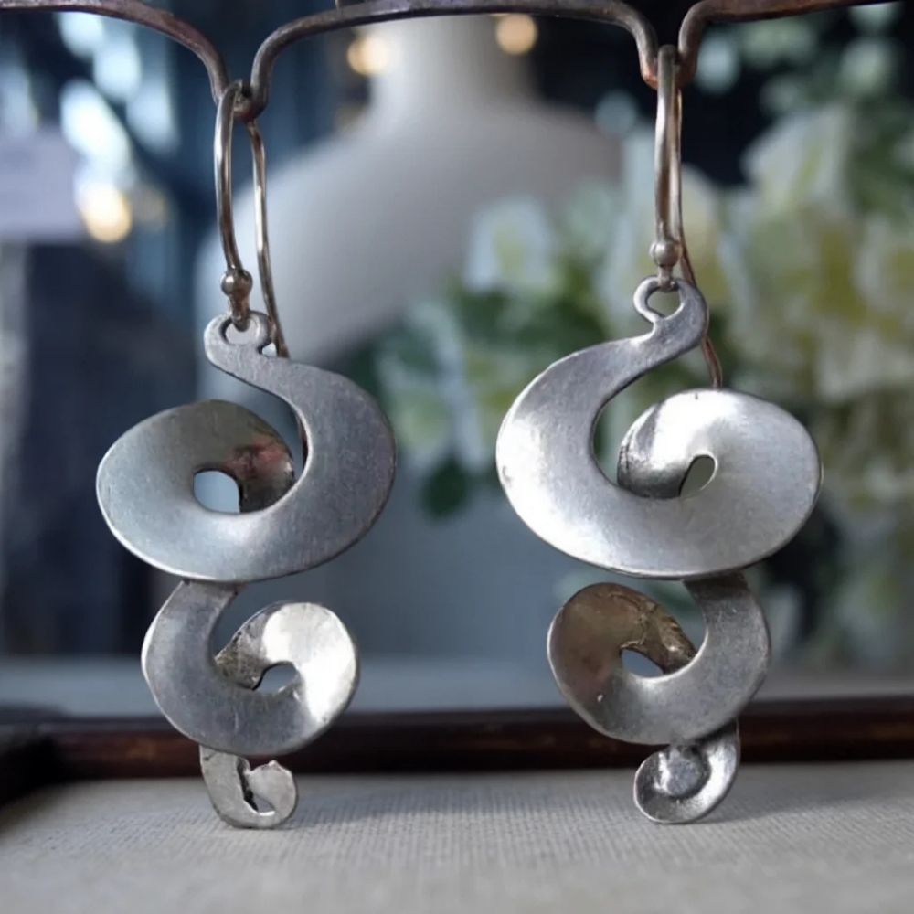 Zilverkleurige spiraaloorbellen in vintagestijl