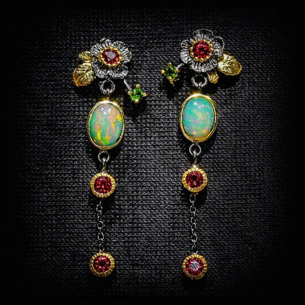 Boho lange oorhangers met opaallook en rode zirkonia