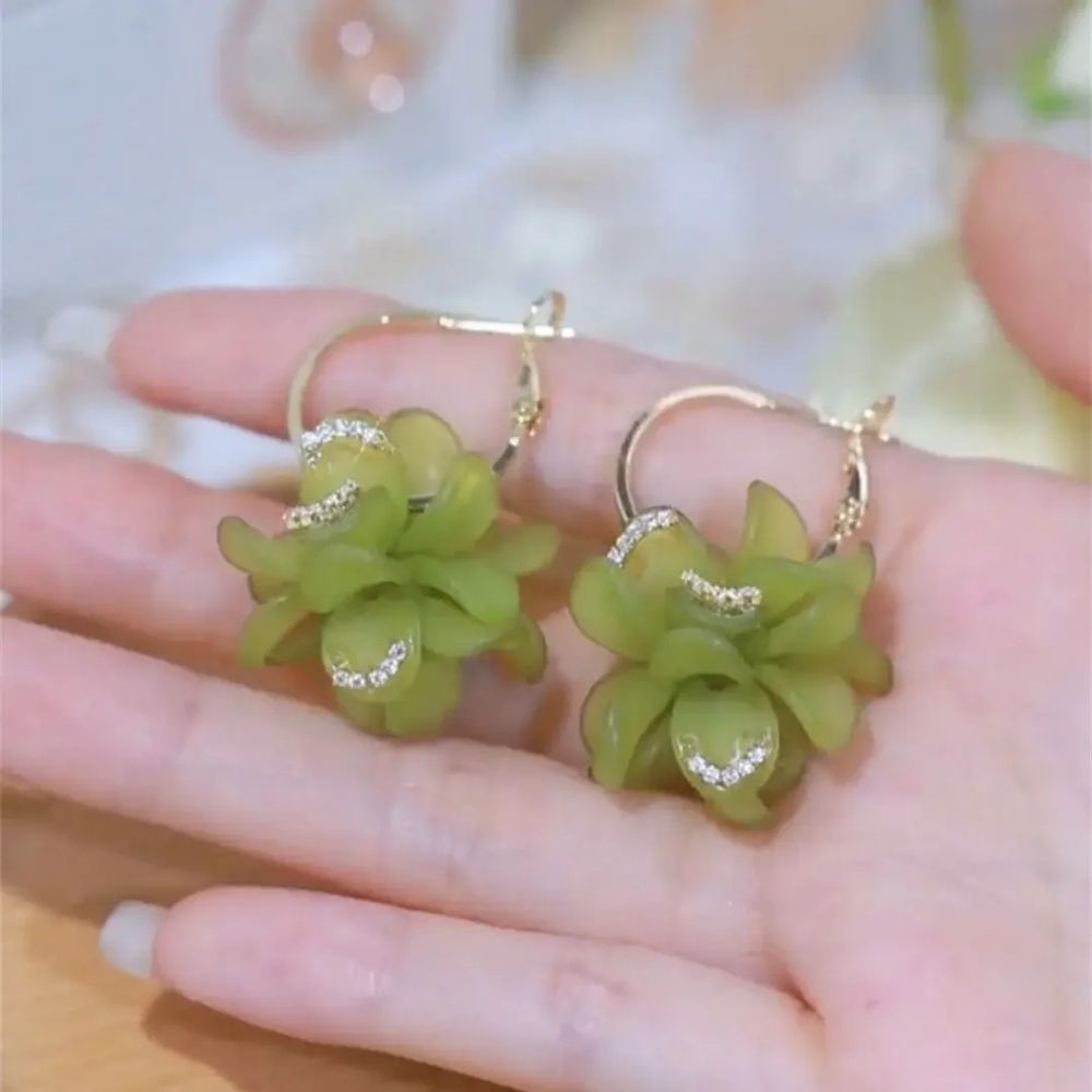 Oorbellen met groene magnoliabloem