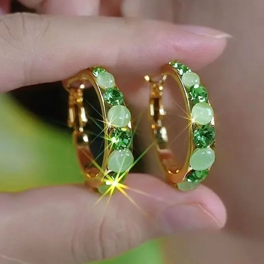 Oorbellen met groene diamantgeslepen steen