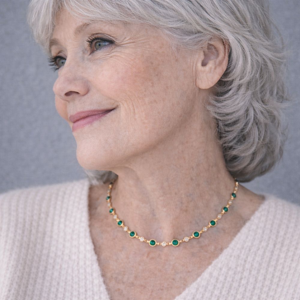Ketting met smaragdgroene hanger aan fijne ketting