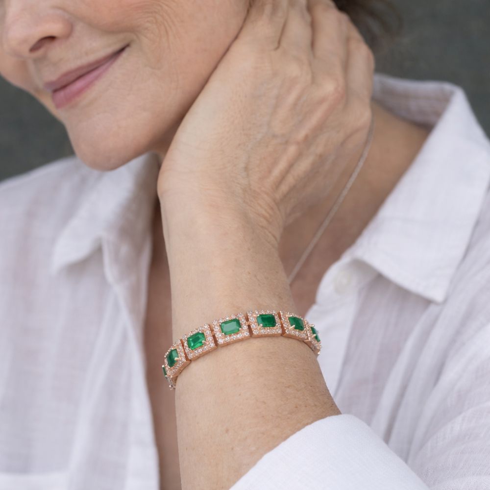 Smaragdgroene stenen statementarmband in goudkleurig metaalwerk