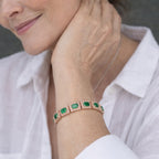 Smaragdgroene stenen statementarmband in goudkleurig metaalwerk