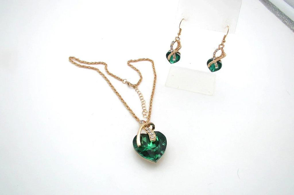Set met ketting en oorbellen met groen kristallen hart en krul