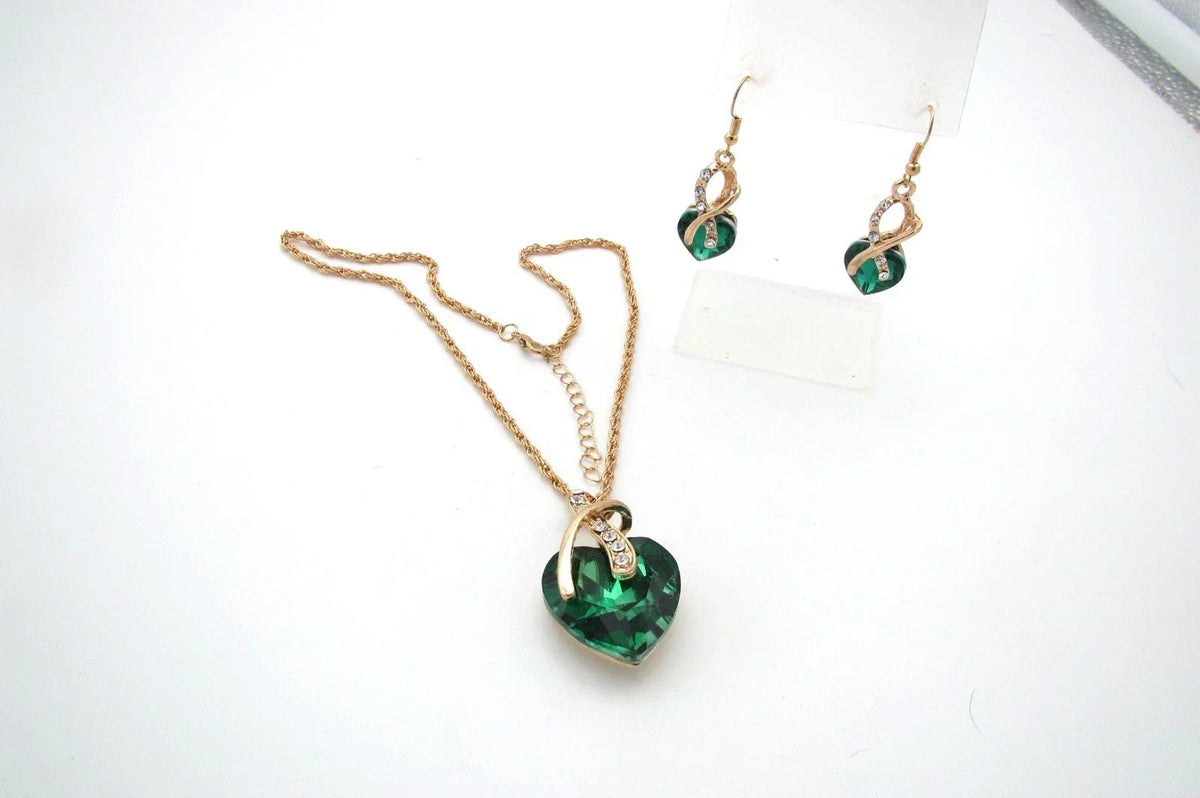 Set met ketting en oorbellen met groen kristallen hart en krul