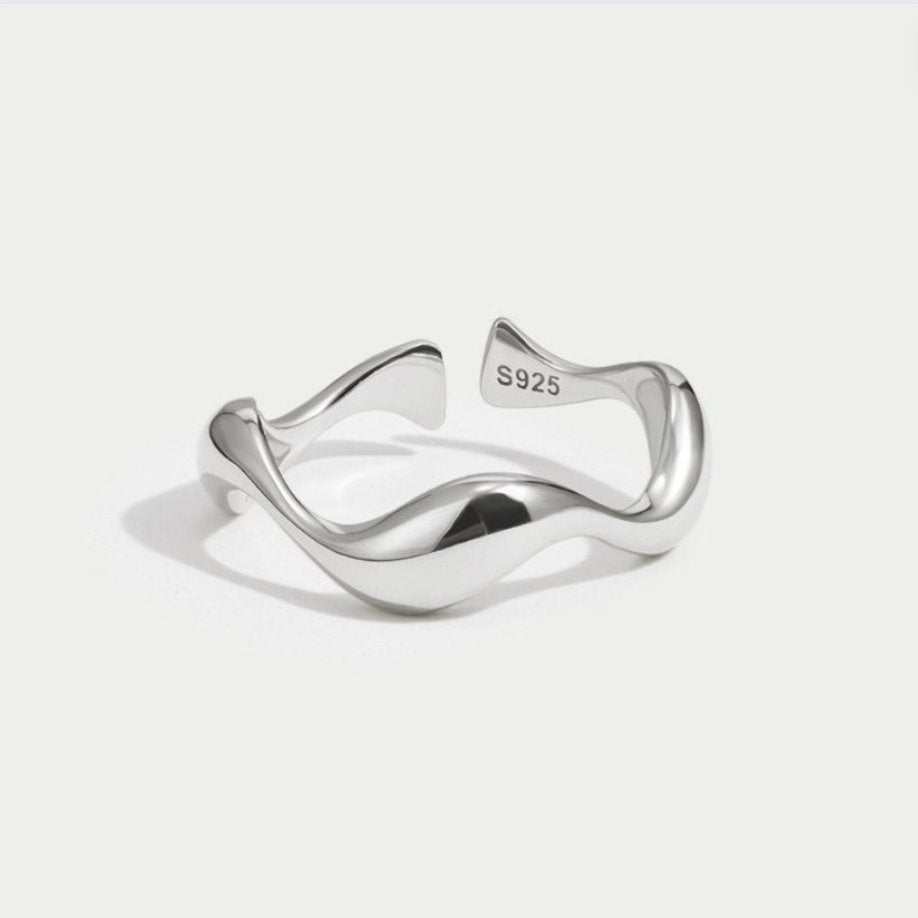 Adjustable Minimalist Wave Ring
