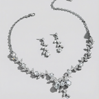 Bloemige kristalset met ketting en oorbellen met blaadjes