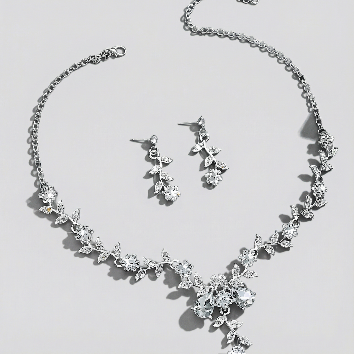 Bloemige kristalset met ketting en oorbellen met blaadjes