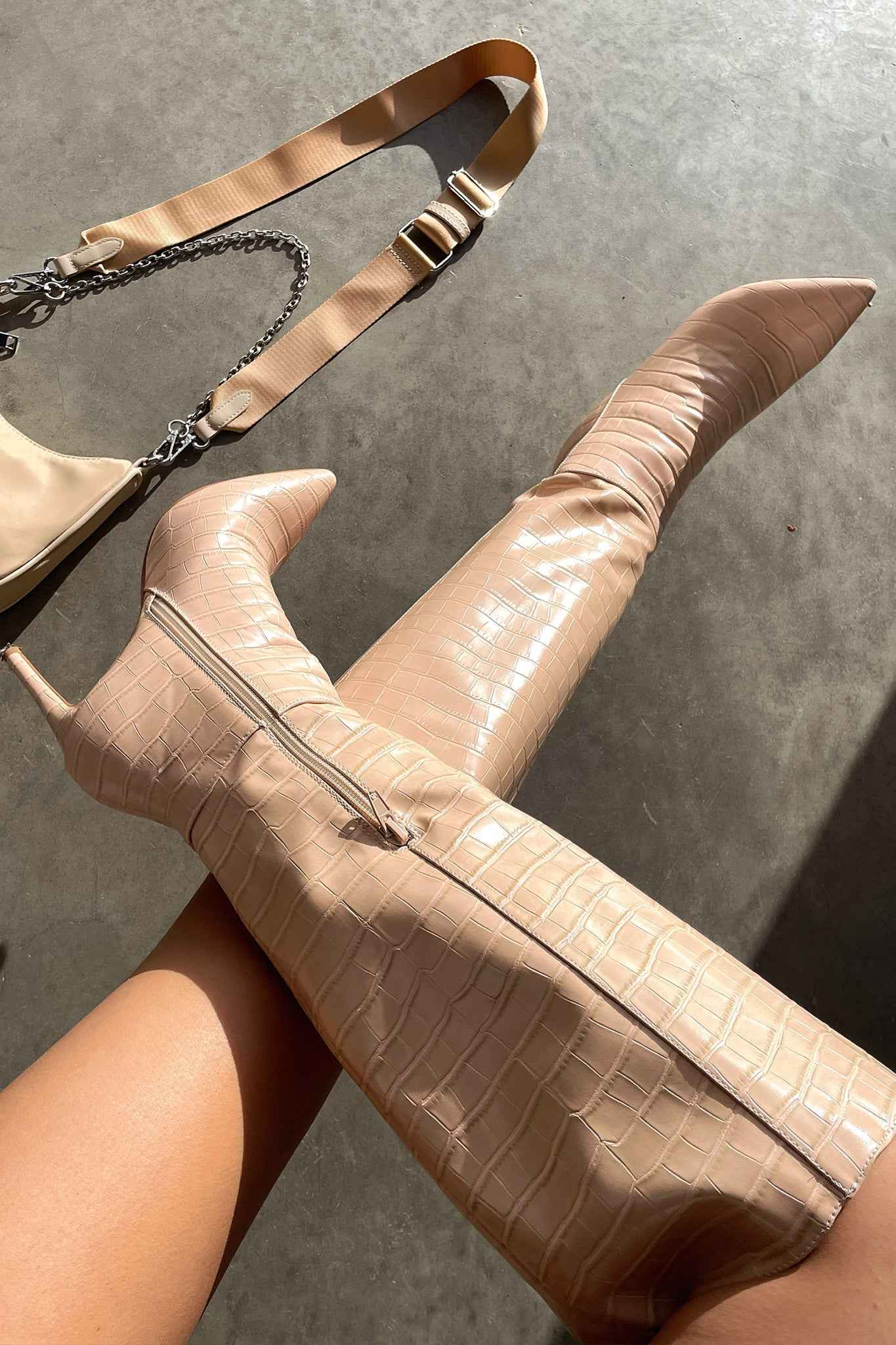 Kniehoge laarzen met spitse neus, stilettohak en binnenrits