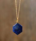 Colar com Pendente Hexagonal de Pedra Preciosa em Duas Pedras