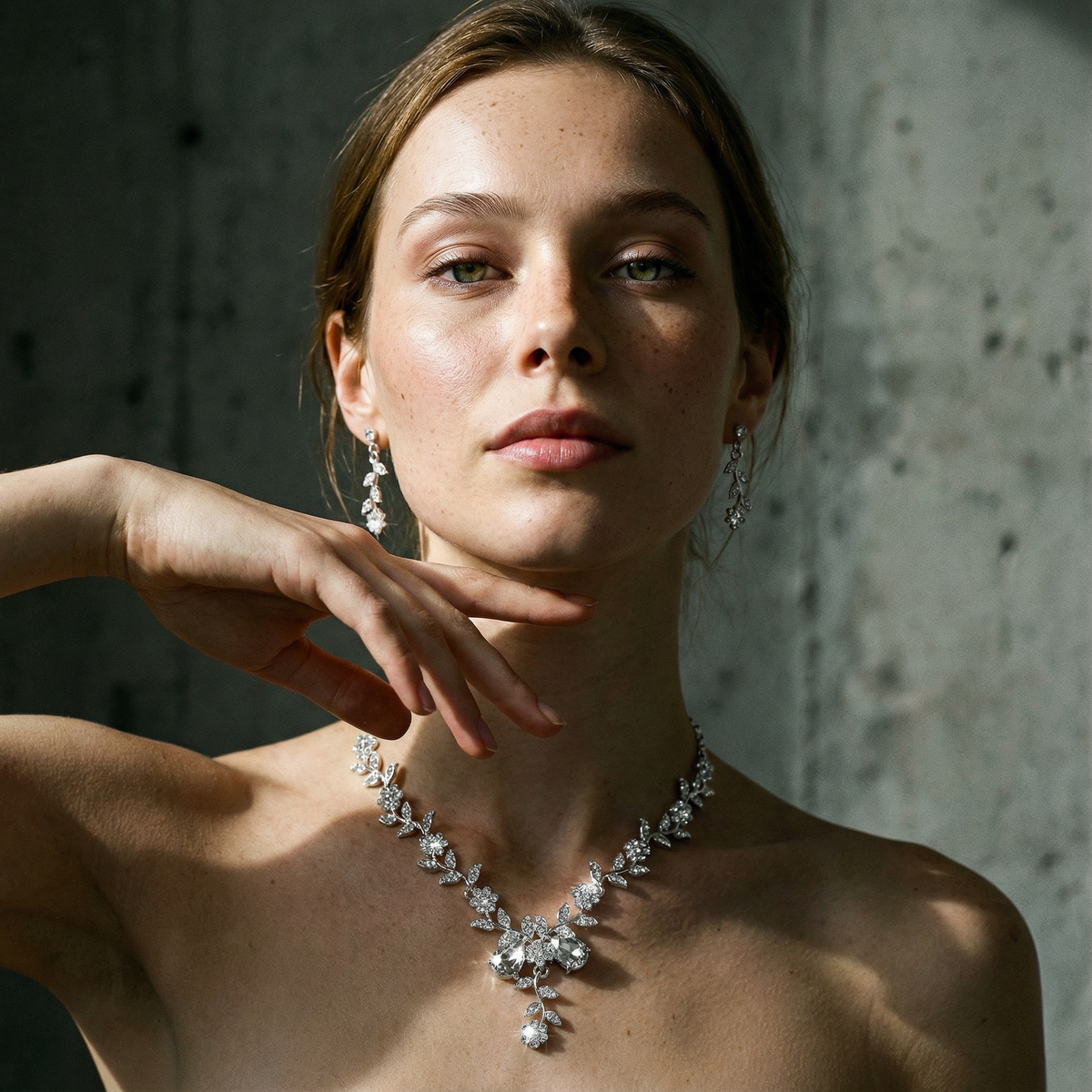 Bloemige kristalset met ketting en oorbellen met blaadjes