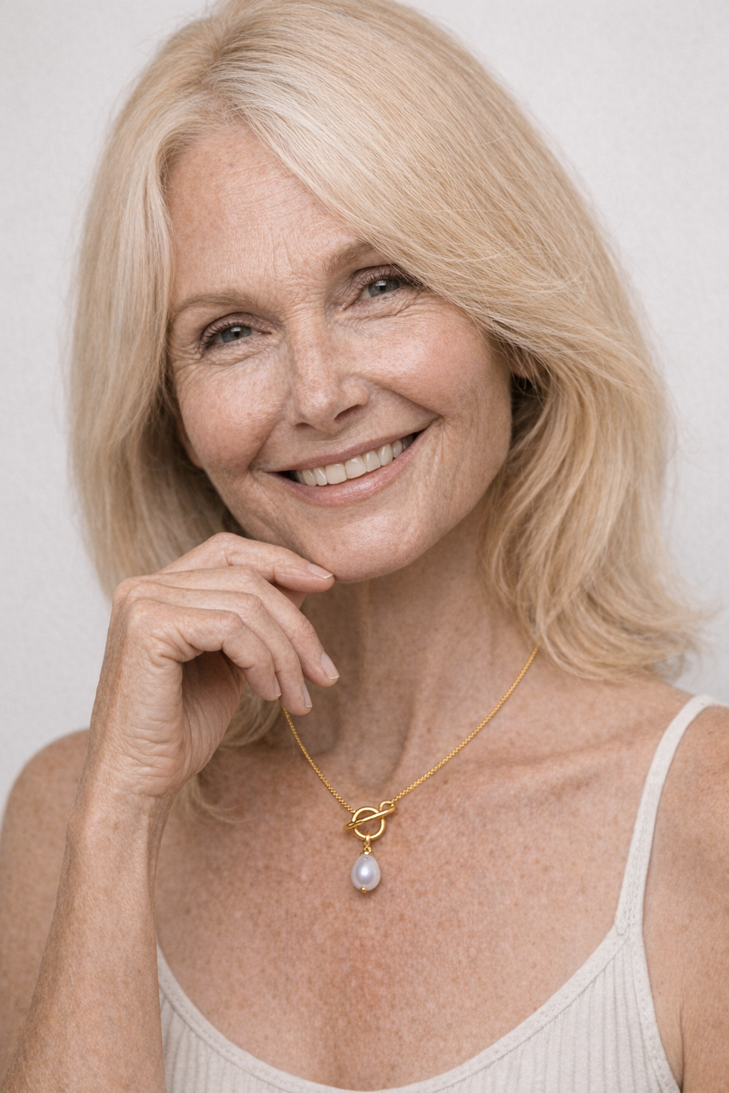Goudkleurige choker met één parelhanger