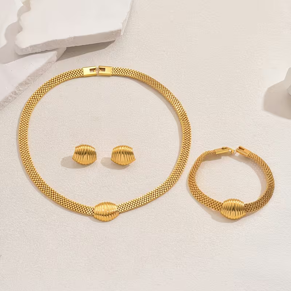 Goudkleurige set met collier, oorbellen en armband