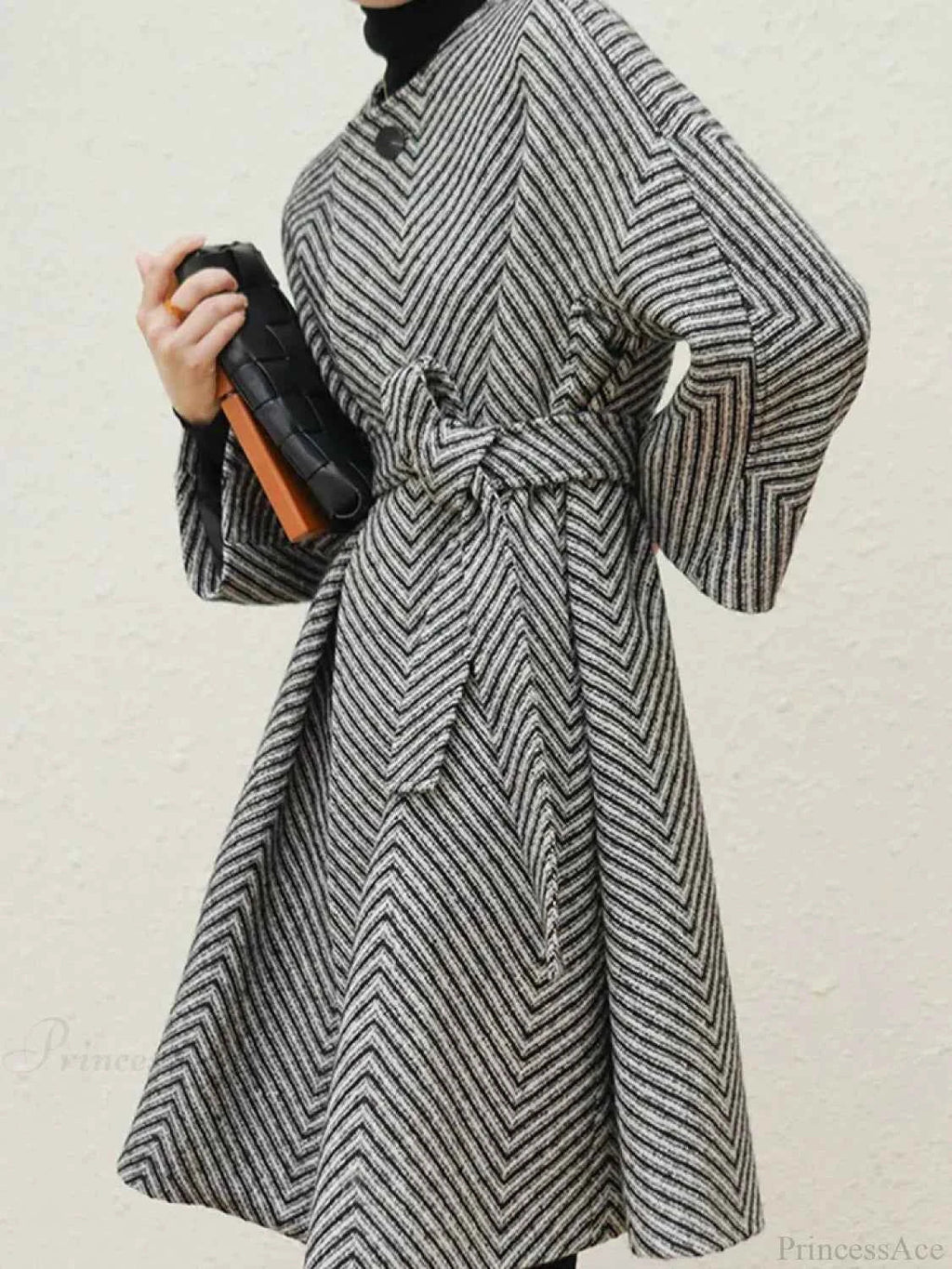 Zigzag Pattern A-Line Coat with Raglan Sleeves and Lining