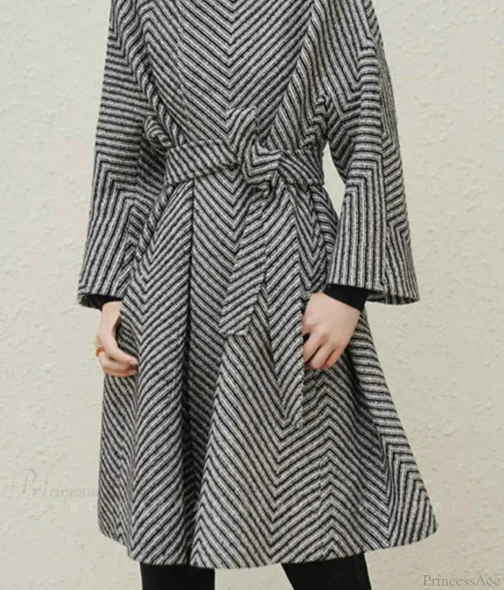 Zigzag Pattern A-Line Coat with Raglan Sleeves and Lining
