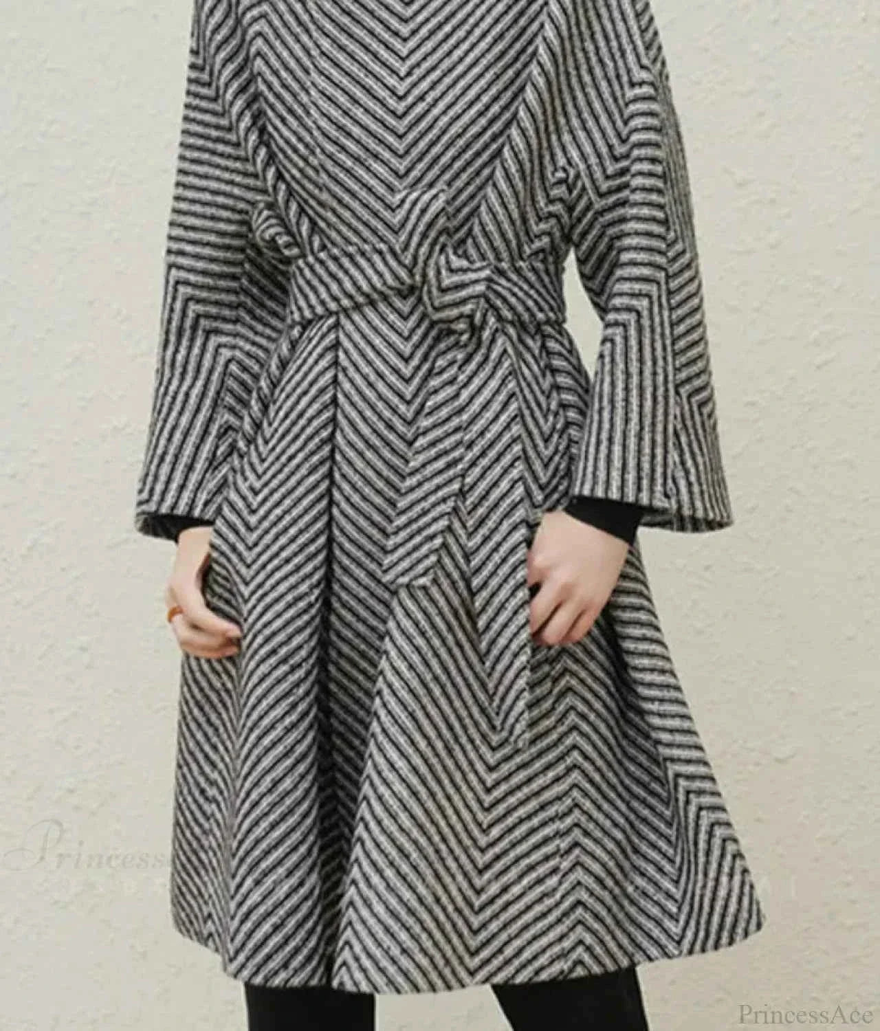 Zigzag Pattern A-Line Coat with Raglan Sleeves and Lining
