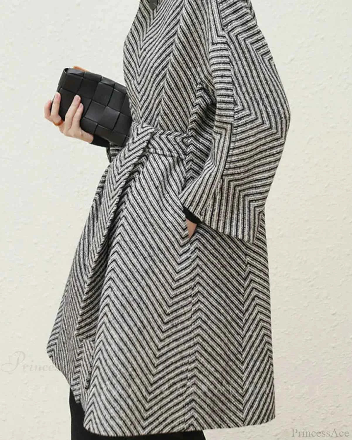 Zigzag Pattern A-Line Coat with Raglan Sleeves and Lining