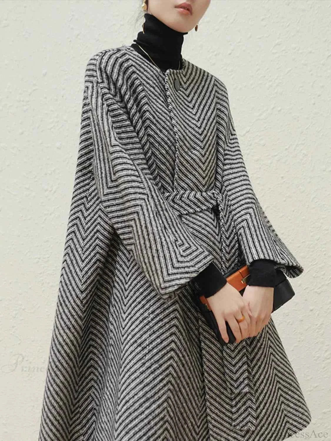 Zigzag Pattern A-Line Coat with Raglan Sleeves and Lining